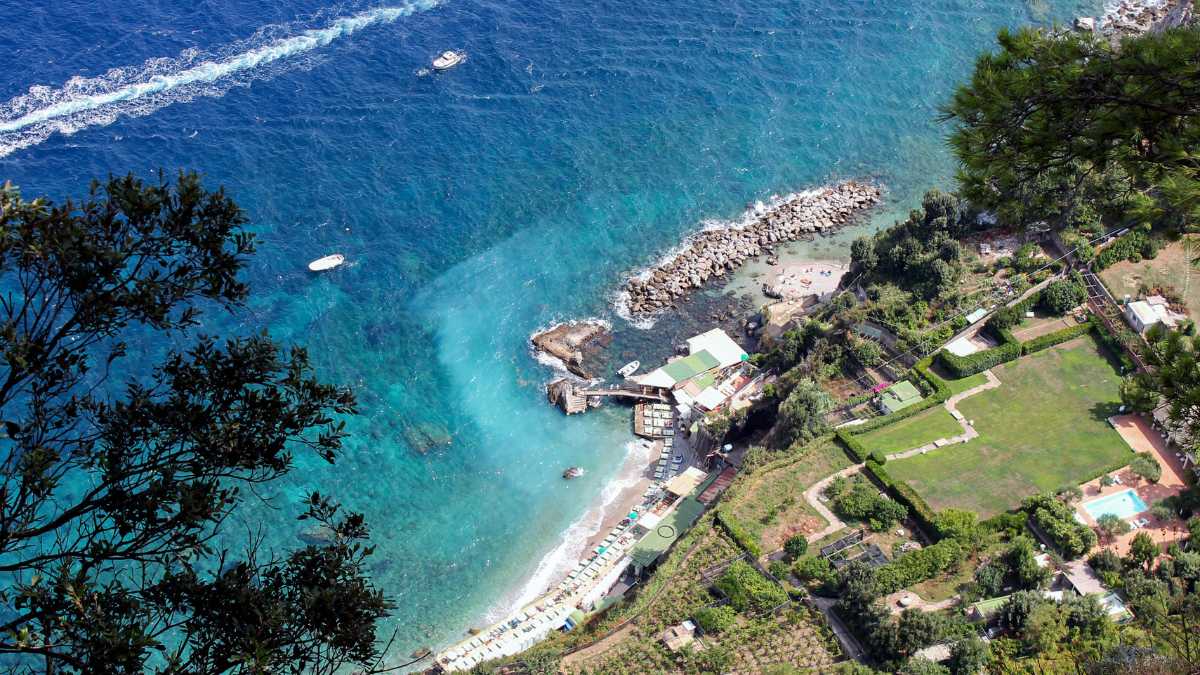 Percorsi a piedi poco affollati a Capri: sentieri e tempi reali