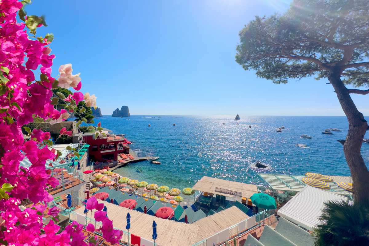 Camera di hotel a Capri con lettino per bambini, vista mare e giocattoli colorati